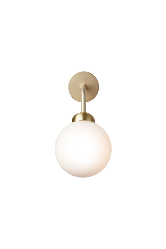 Apiales Wall Hard-wired vägglampa, brushed brass / opal • NUURA