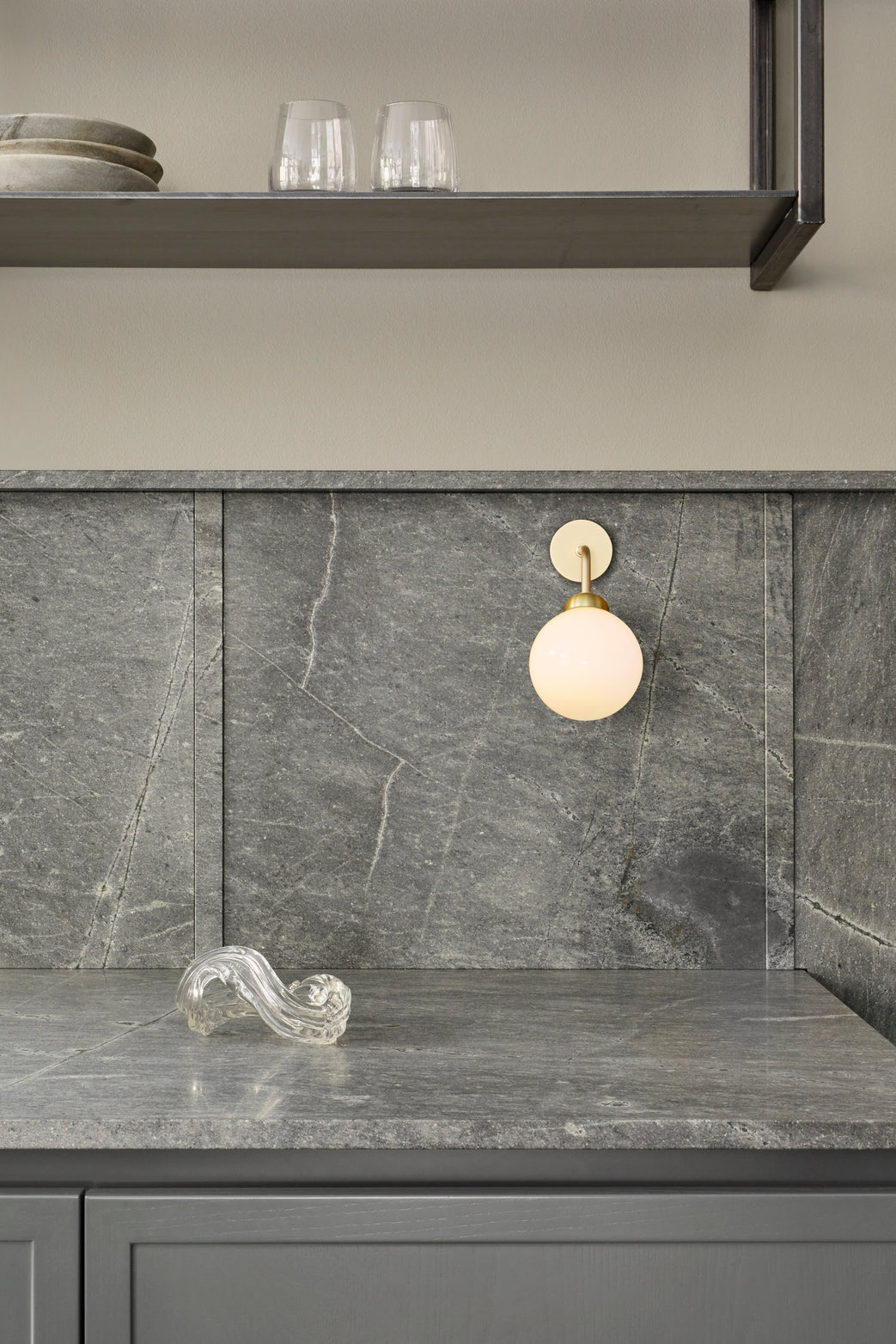 Apiales Wall Hard-wired vägglampa, brushed brass / opal • NUURA