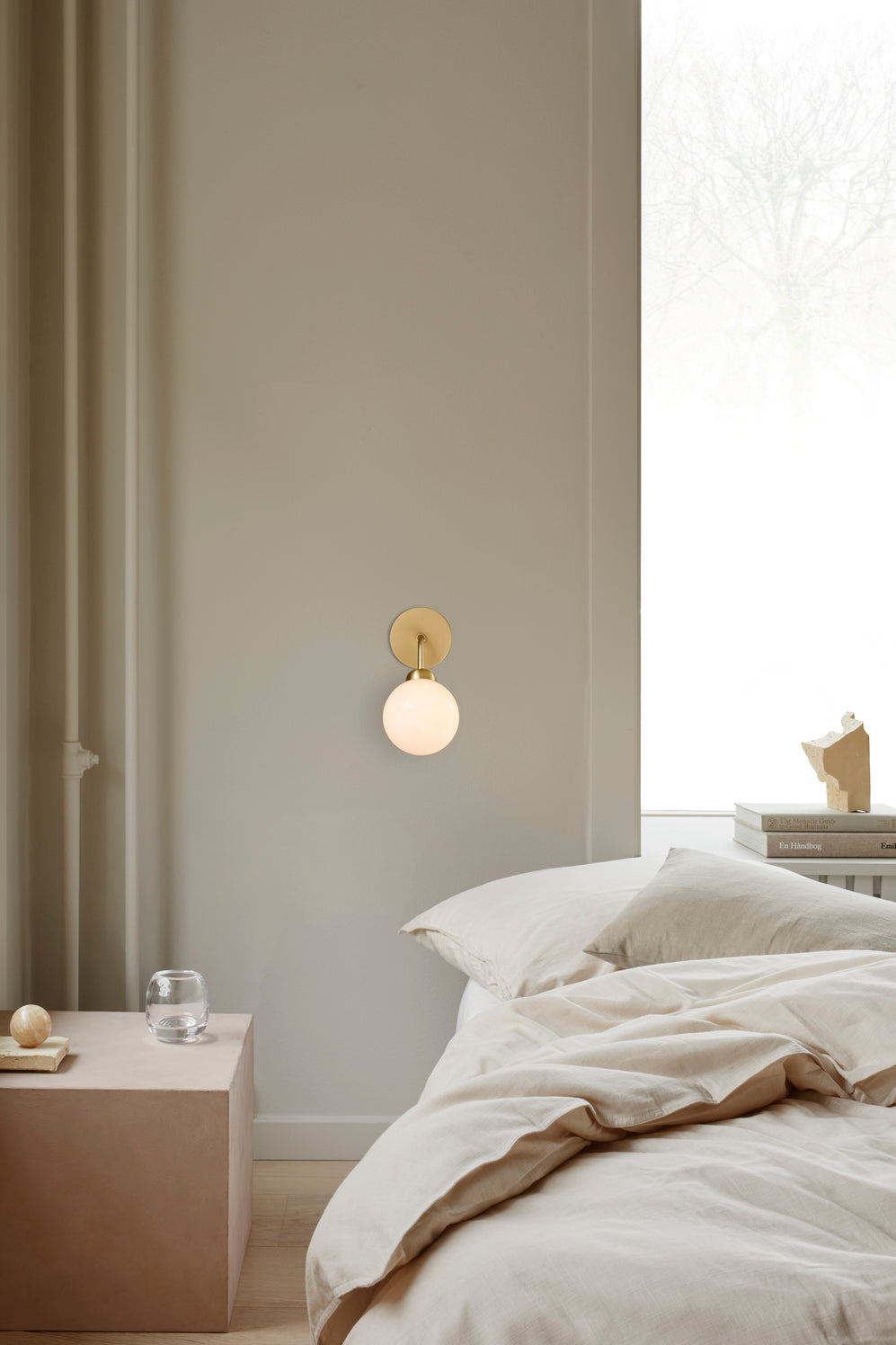Apiales Wall vägglampa, brushed brass / opal • NUURA