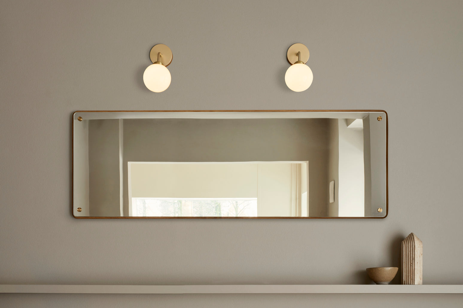 Apiales Wall vägglampa, brushed brass / opal • NUURA