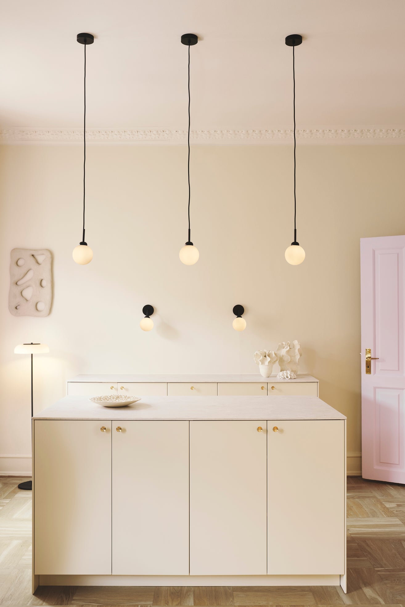 Apiales Wall vägglampa, satin black / opal • NUURA