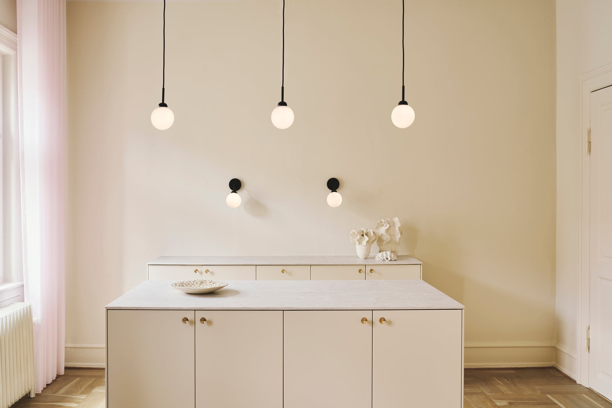 Apiales Wall vägglampa, satin black / opal • NUURA