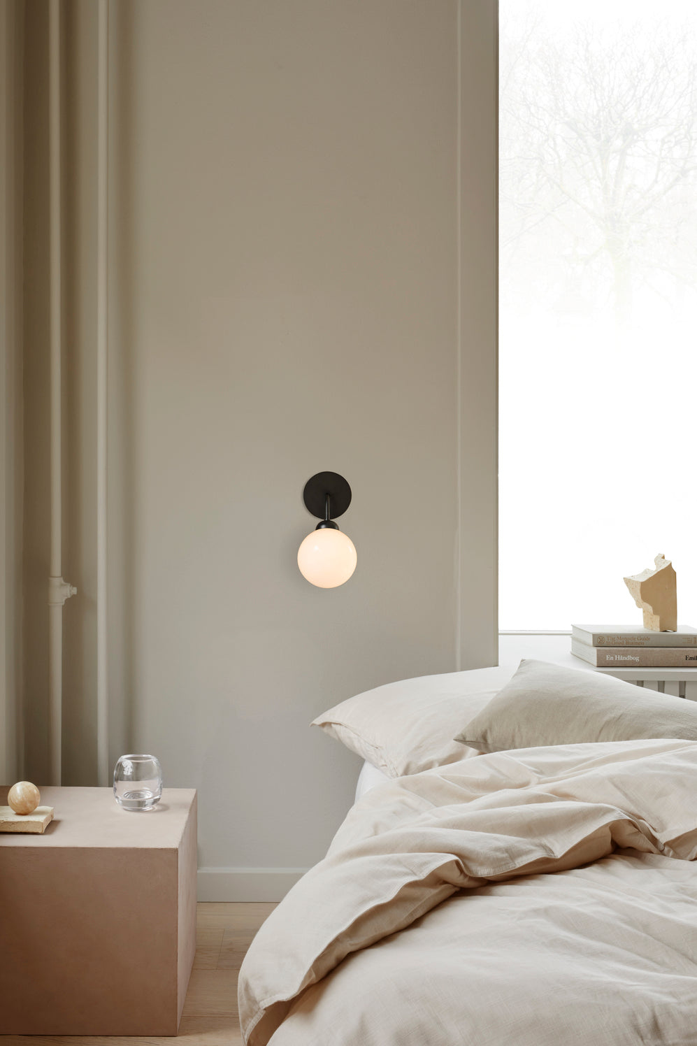 Apiales Wall vägglampa, satin black / opal • NUURA