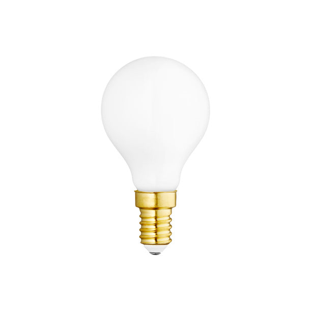 Rund mjölkvit glödlampa med guldfärgad sockel från Design by Us.