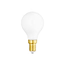 Rund mjölkvit glödlampa med guldfärgad sockel från Design by Us.