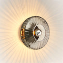 Klar glödlampa med silverfärgad toppförsegling monterad i new wave-vägglampan från Design by Us.