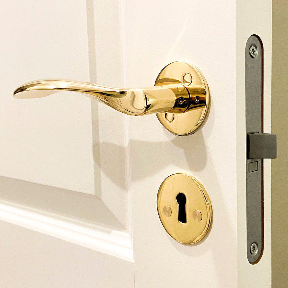 Arne Jacobsen dörrhandtag – AJ111 dörrhandtag i polerad mässing 111 mm, stor modell