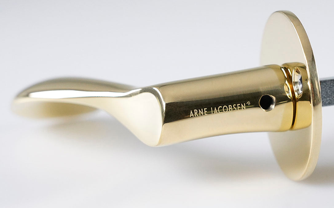 Arne Jacobsen dörrhandtag – AJ111 dörrhandtag i polerad mässing 111 mm, stor modell