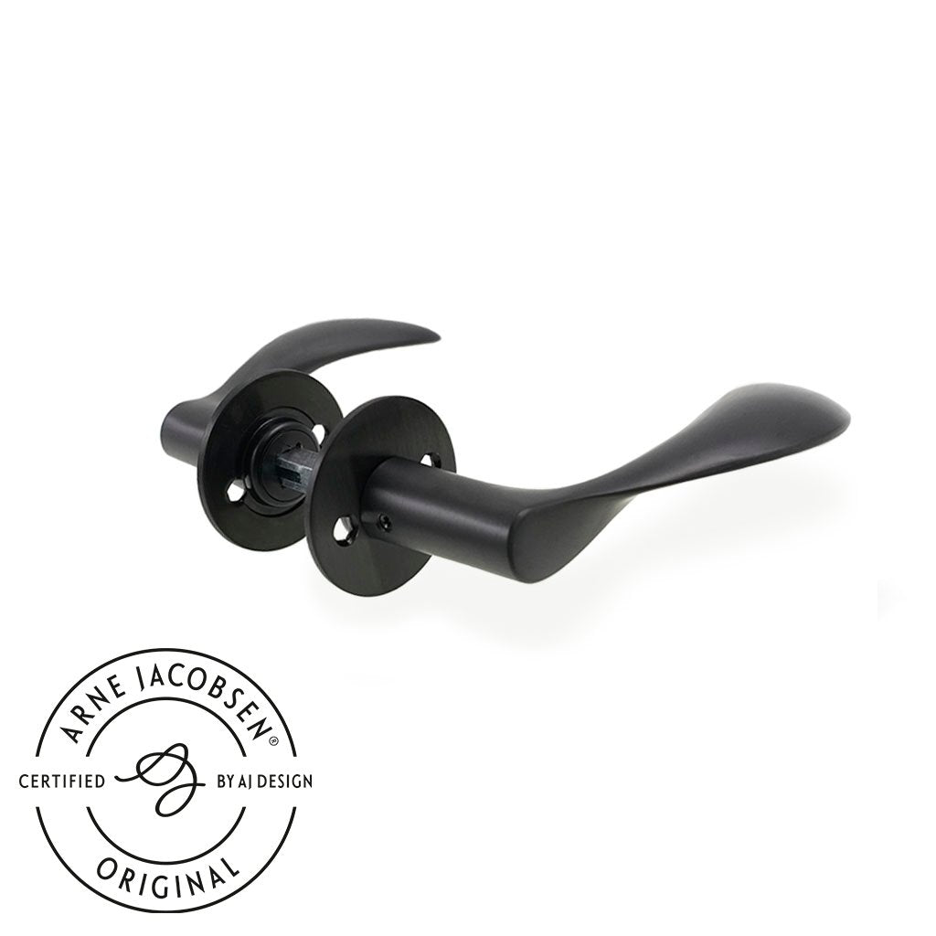 Arne Jacobsen dörrhandtag – AJ111 dörrhandtag med charcoal-finish 111 mm stor modell c/c 30 mm.