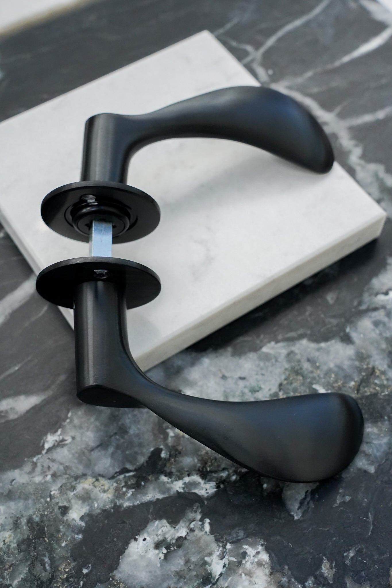 Arne Jacobsen dörrhandtag – AJ111 dörrhandtag med charcoal-finish 111 mm stor modell c/c 30 mm.