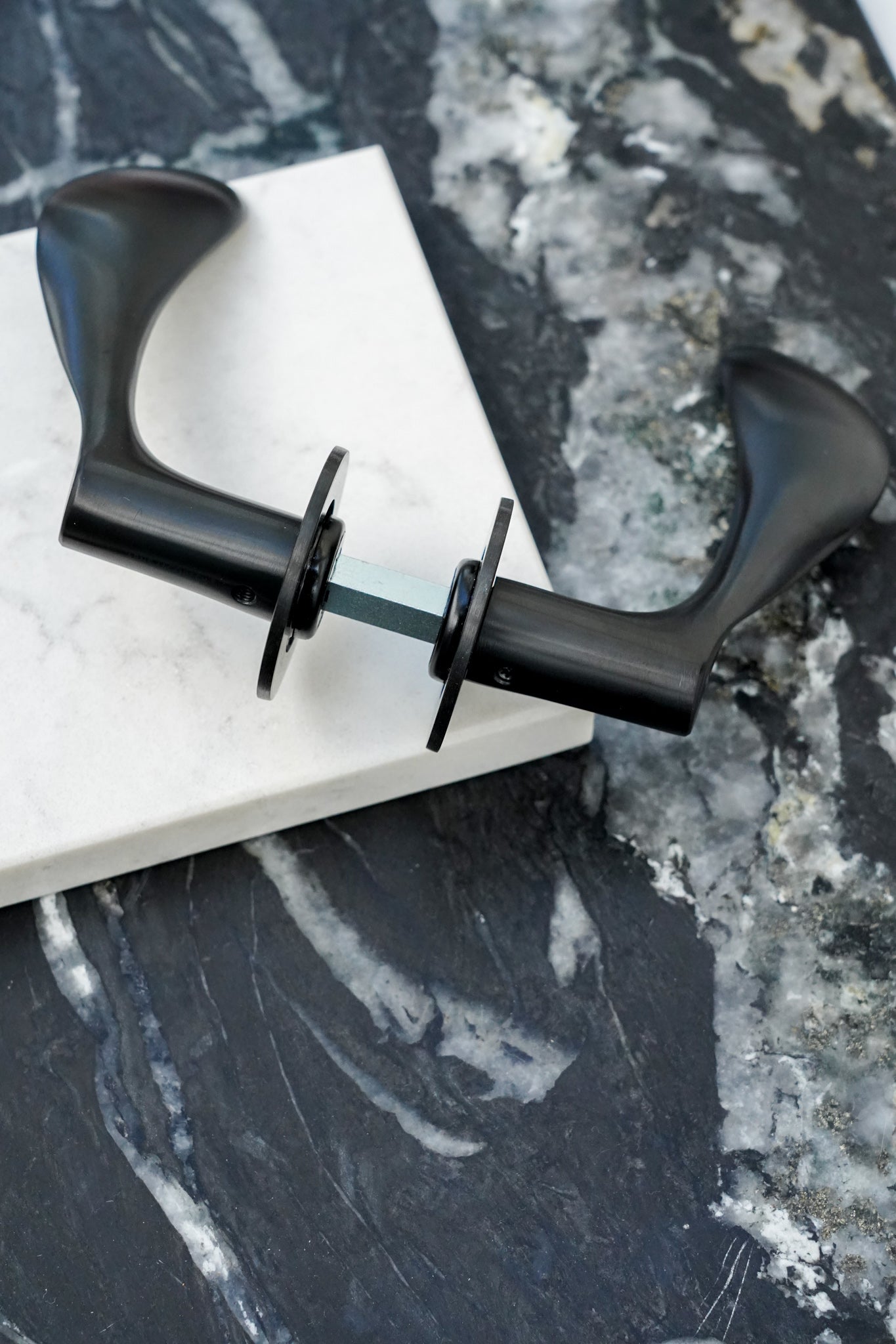 Arne Jacobsen dörrhandtag – AJ111 dörrhandtag med charcoal-finish 111 mm stor modell c/c 30 mm.