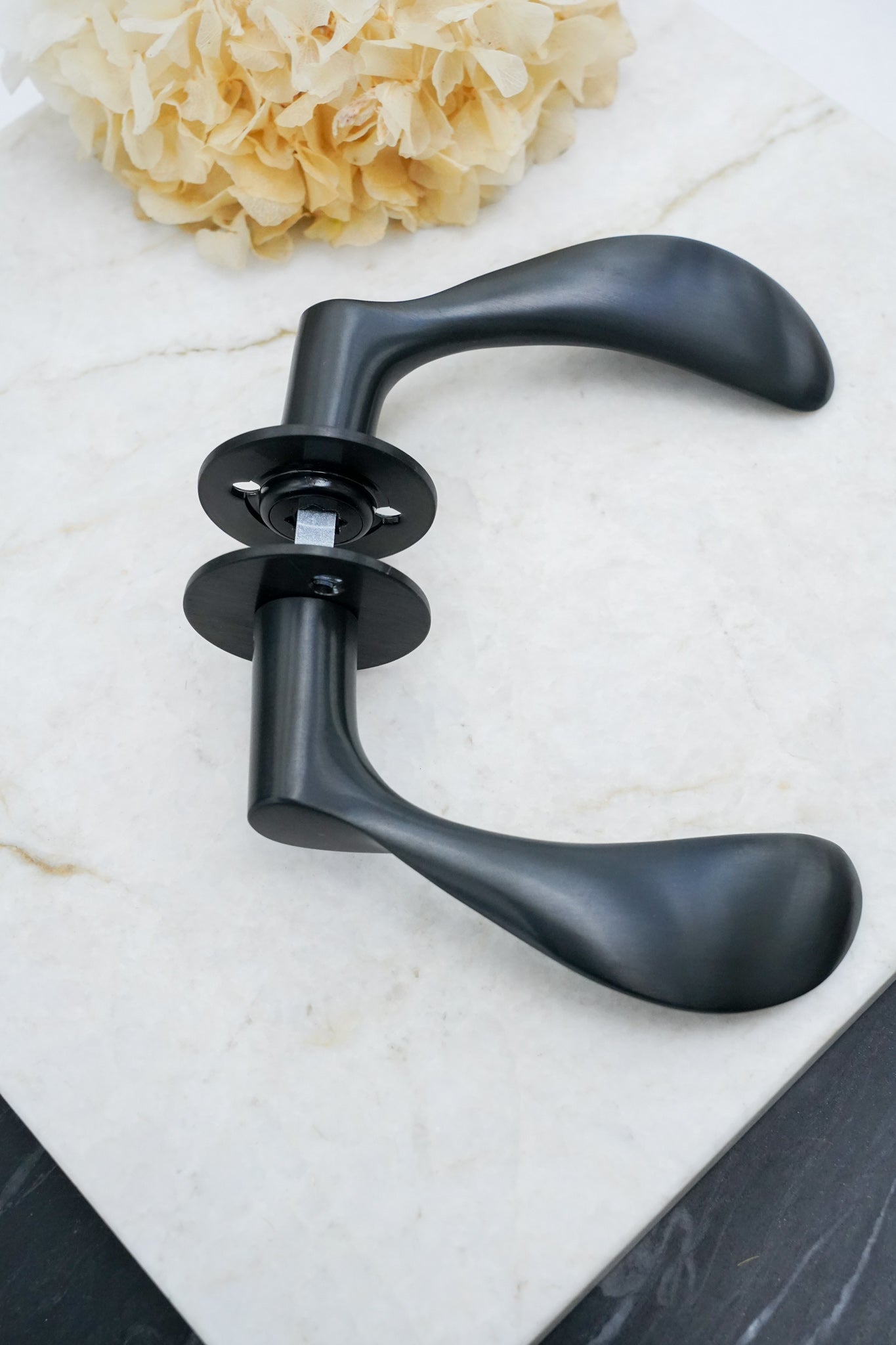 Arne Jacobsen dörrhandtag – AJ111 dörrhandtag med charcoal-finish 111 mm stor modell c/c 30 mm.