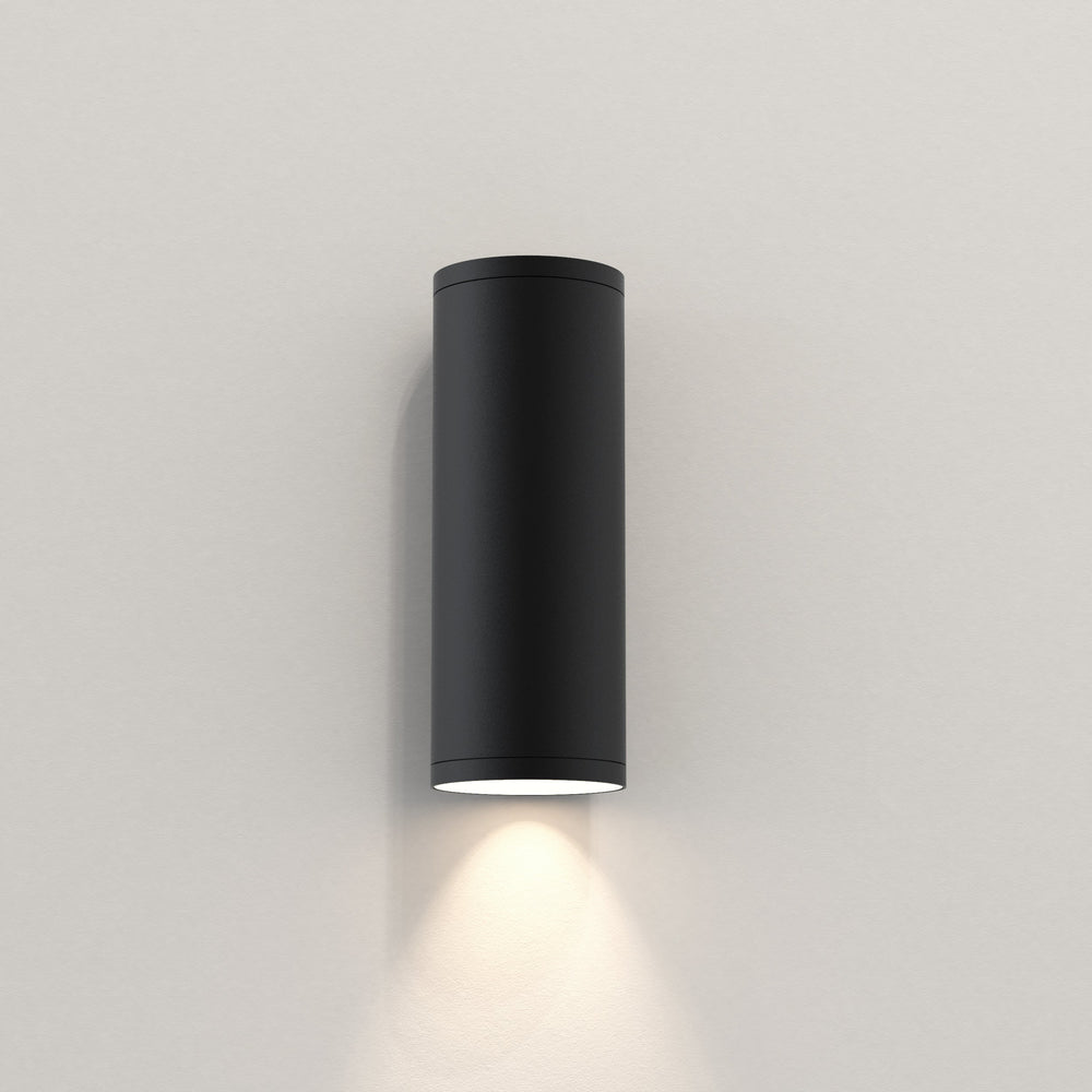 Utomhuslampa från astro i svart med avlång, rundad design och med nedåtriktat konformat ljus.