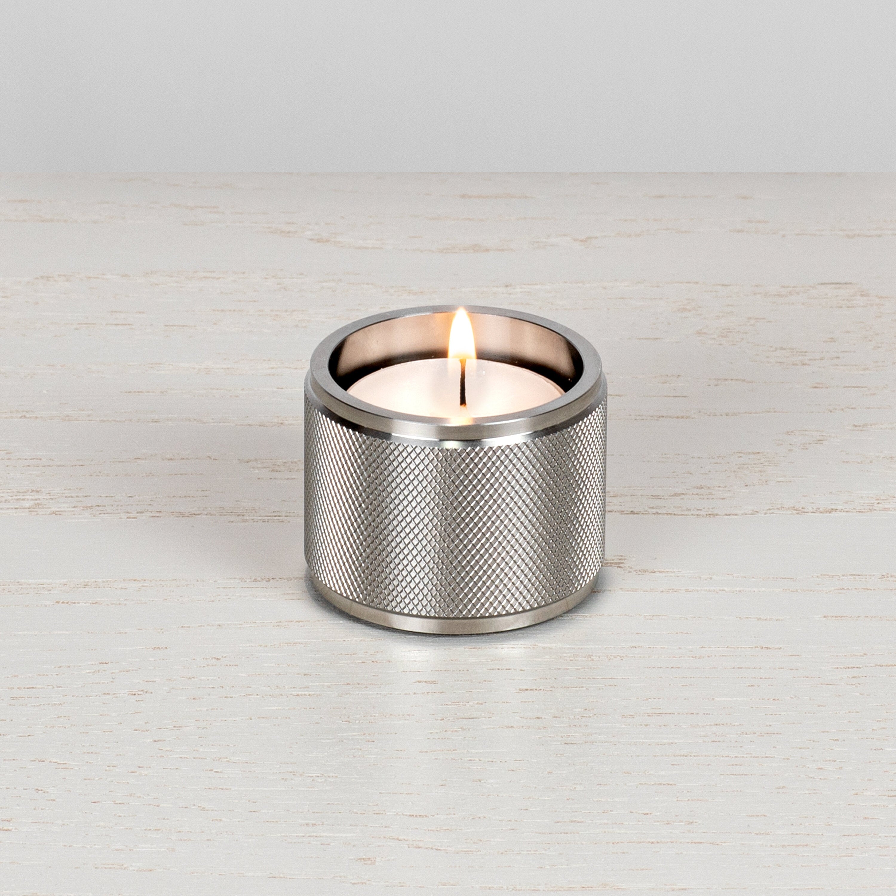 Tealight värmeljushållare i rostfritt stål med diamantslipat mönster  • Buster + Punch