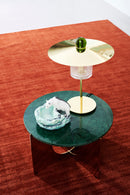Ball on Top bordslampa som står på ett litet grönt marmorbord.