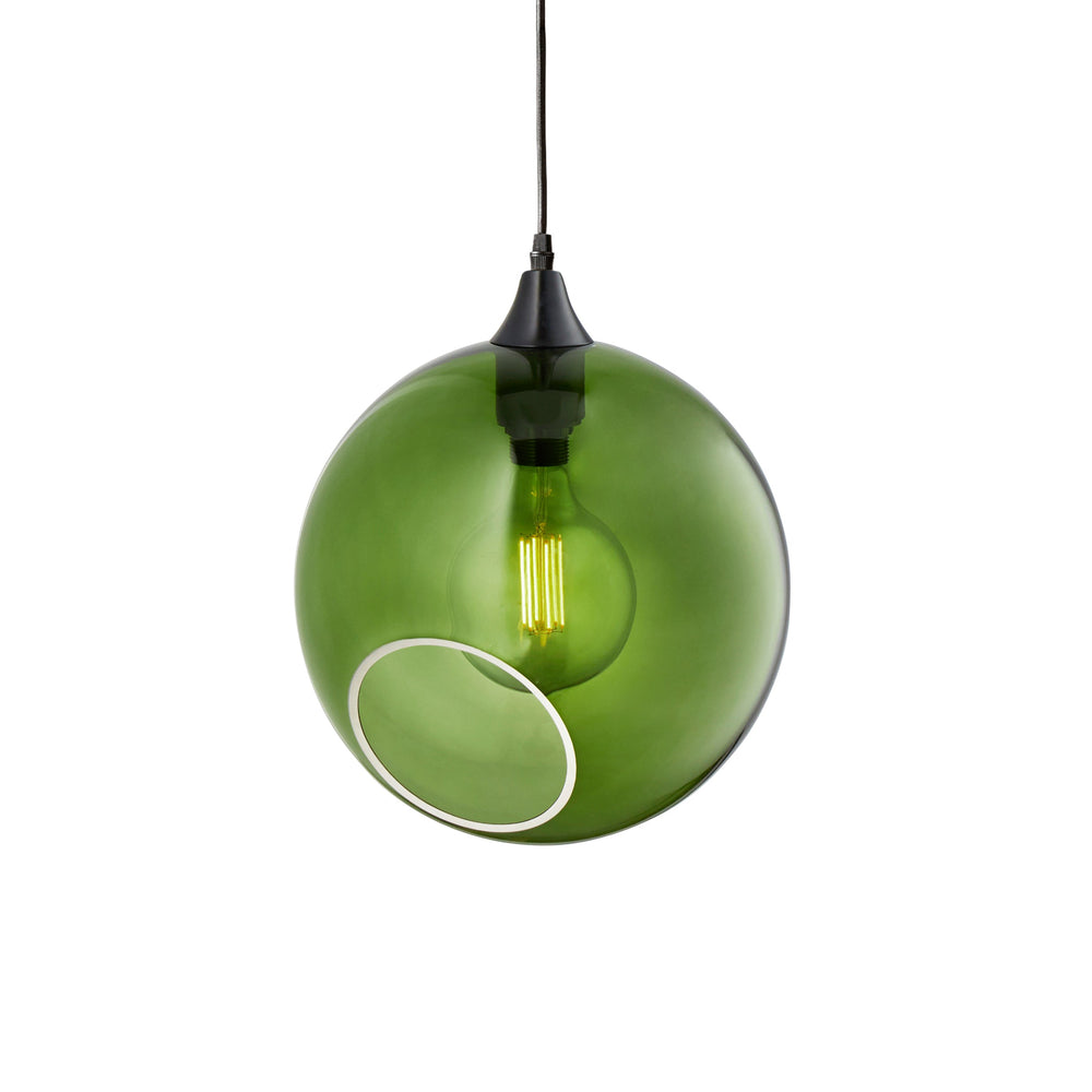 Rund lampa i grönt glas och med en avskuren bit som ger en skymt av glödlampan. Sockeln och rosetten är svarta och kabeln av svart textil.
