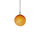 Rund lampa i orange/gult glas med en avskuren bit som ger en skymt av glödlampan. Rosettens sockel är guldfärgad och kabeln är gjord av svart textil.