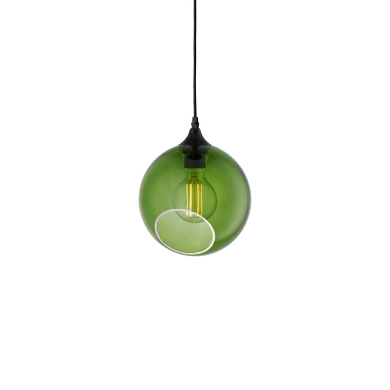 Rund lampa i grönt glas med en avskuren bit som ger en skymt av glödlampan. Sockeln är svart och kabeln av svart textil.