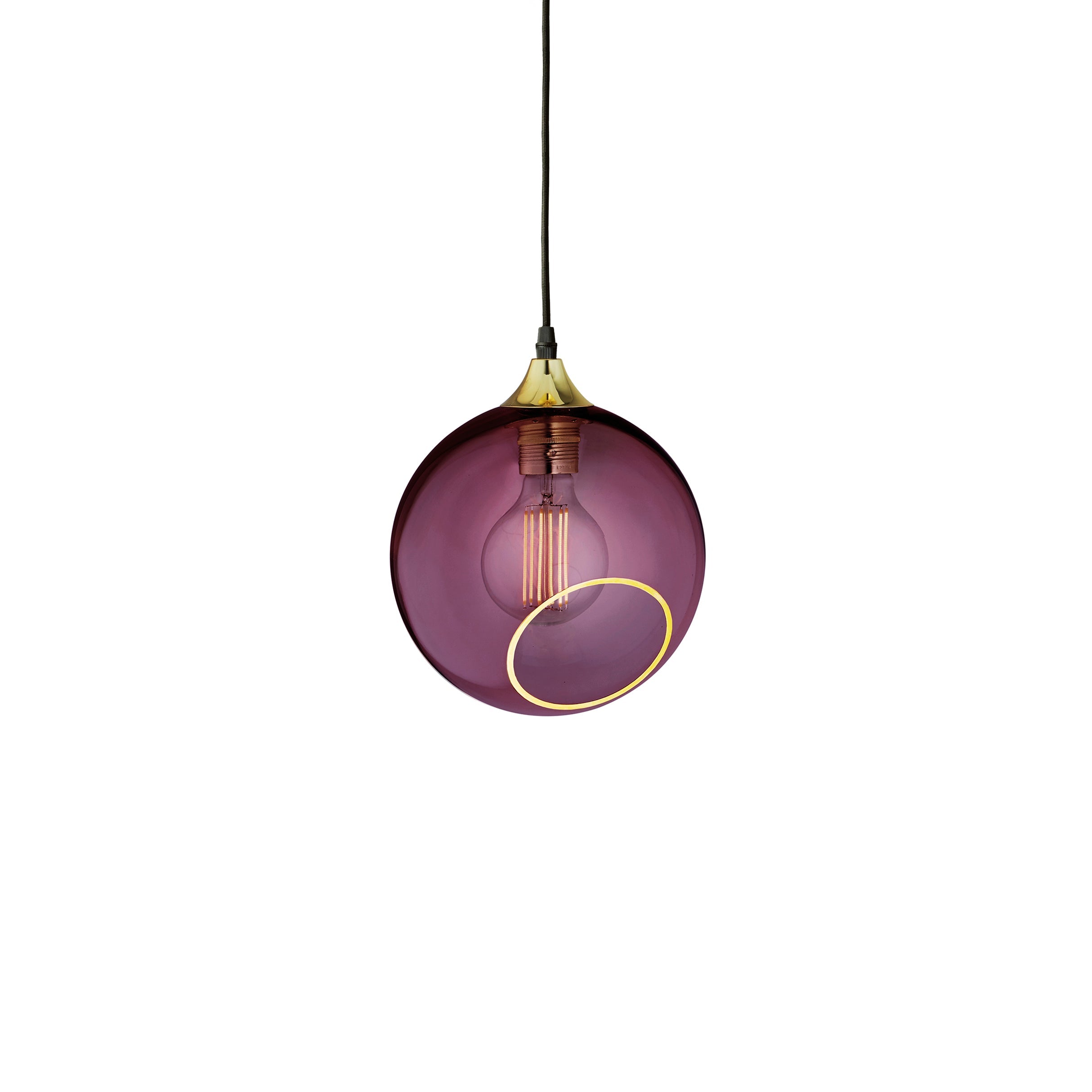 Rund lampa i lila glas med en avskuren bit med guldkant som ger en skymt av glödlampan. Sockel och rosett är guldfärgade och sladden är av svart tyg.