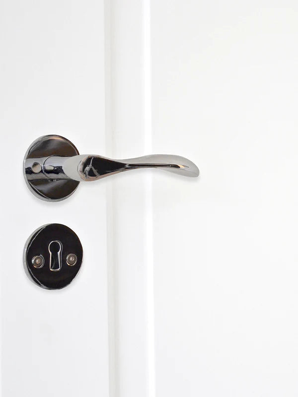 Bellevue dörrhandtag i krom inklusive rosett och nyckelplatta c/c 30 mm  • SIBES