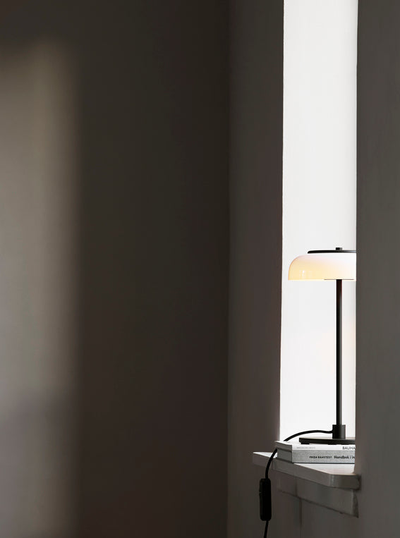Blossi Table bordslampa, svart / opal • NUURA