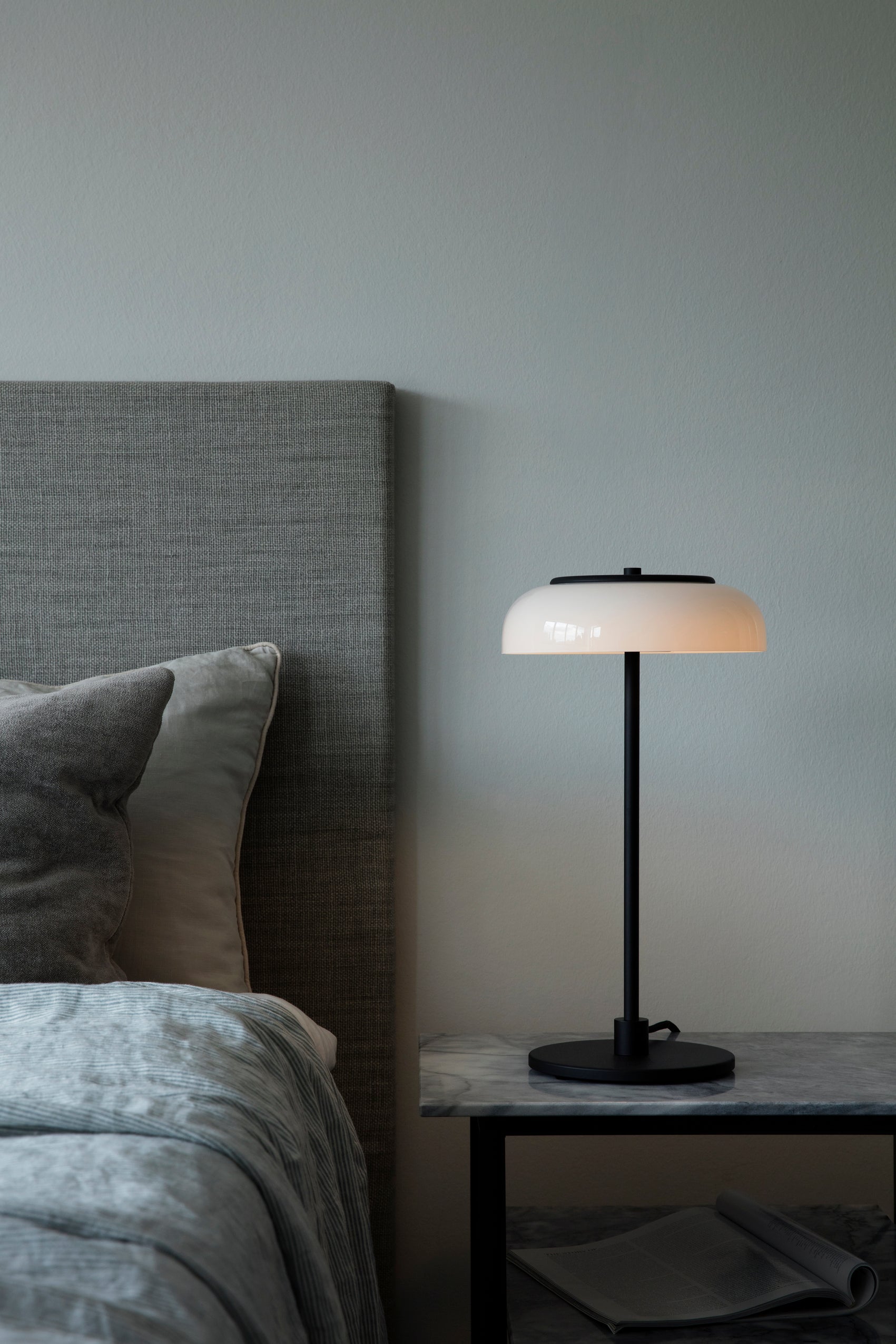 Blossi Table bordslampa, svart / opal • NUURA