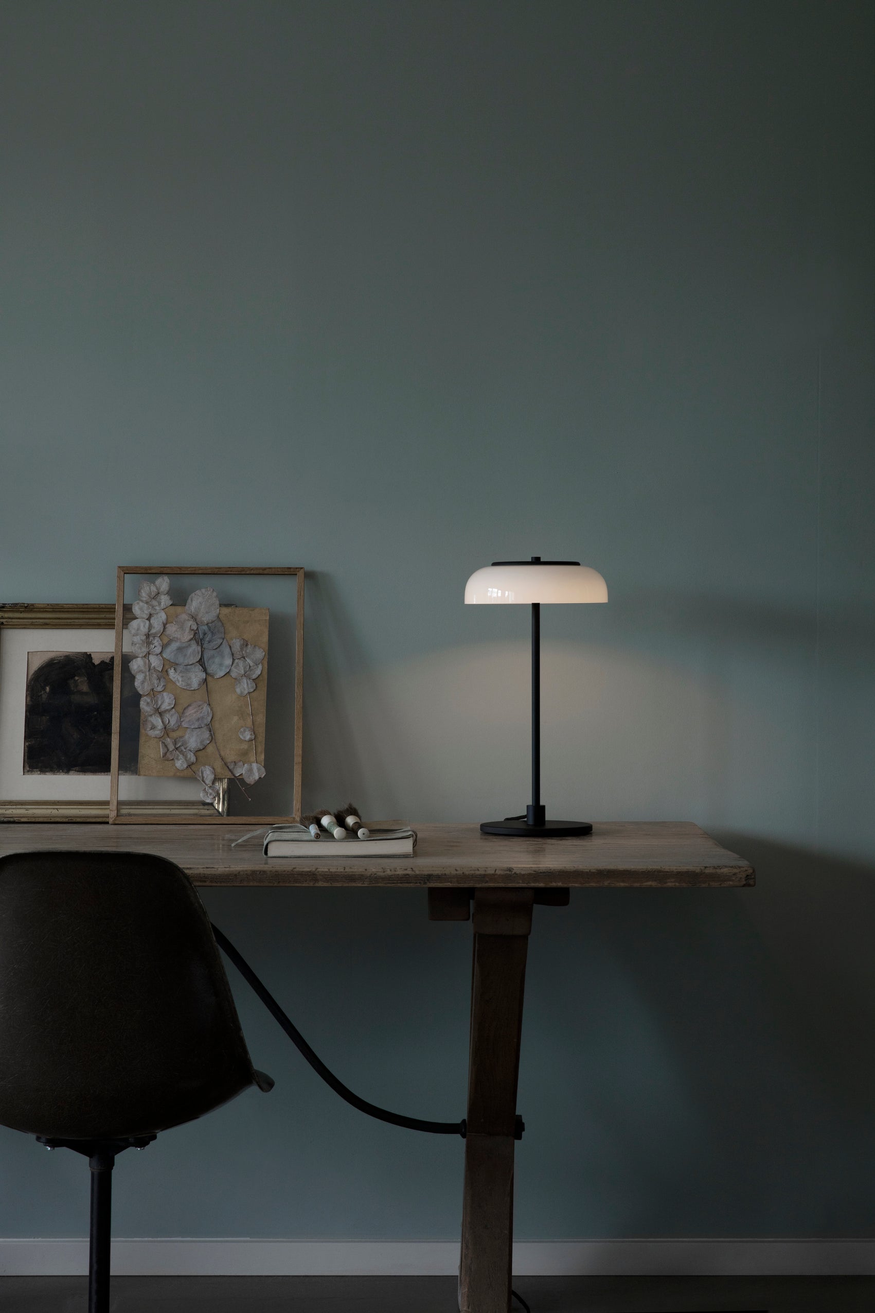 Blossi Table bordslampa, svart / opal • NUURA