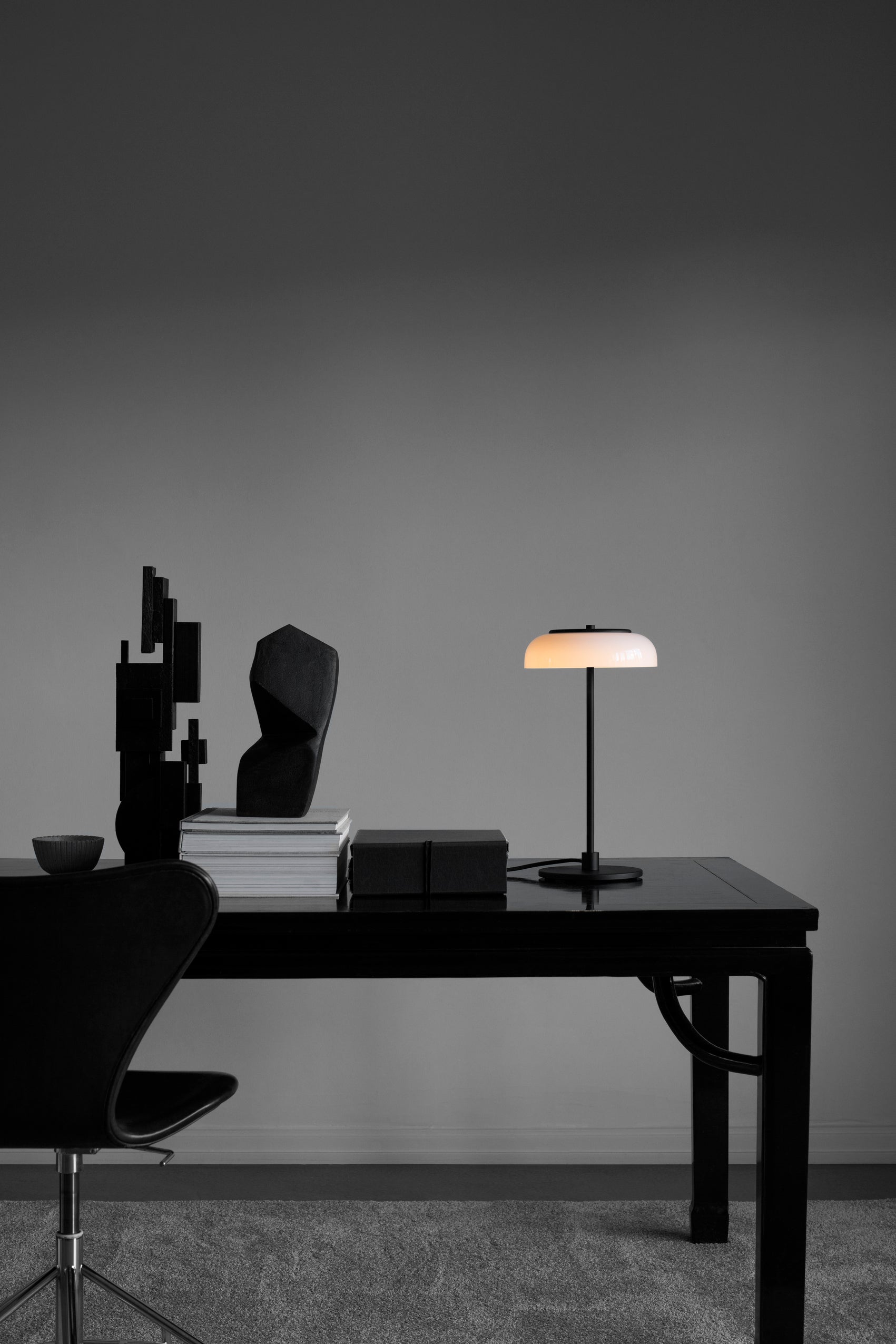 Blossi Table bordslampa, svart / opal • NUURA