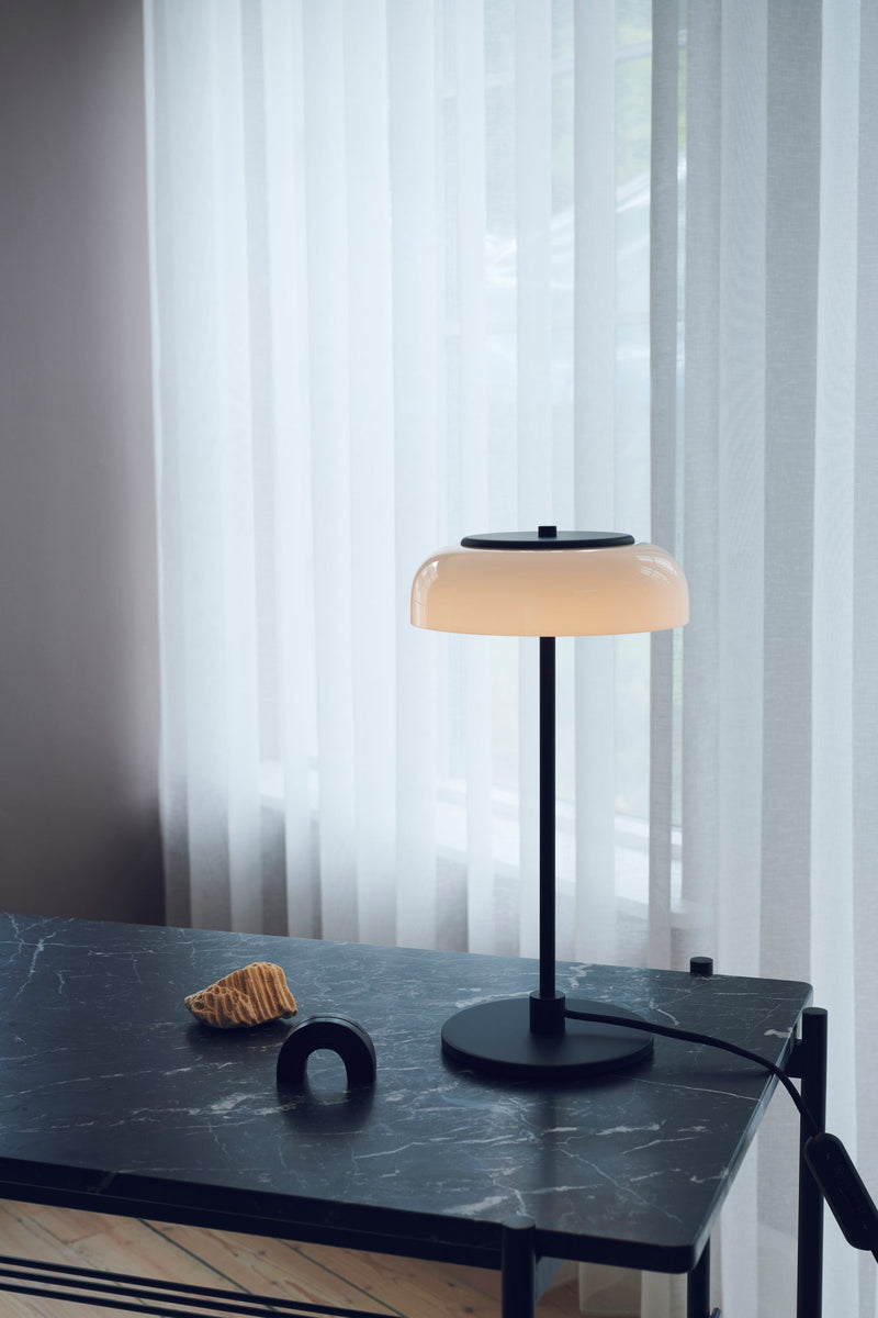 Blossi Table bordslampa, svart / opal • NUURA
