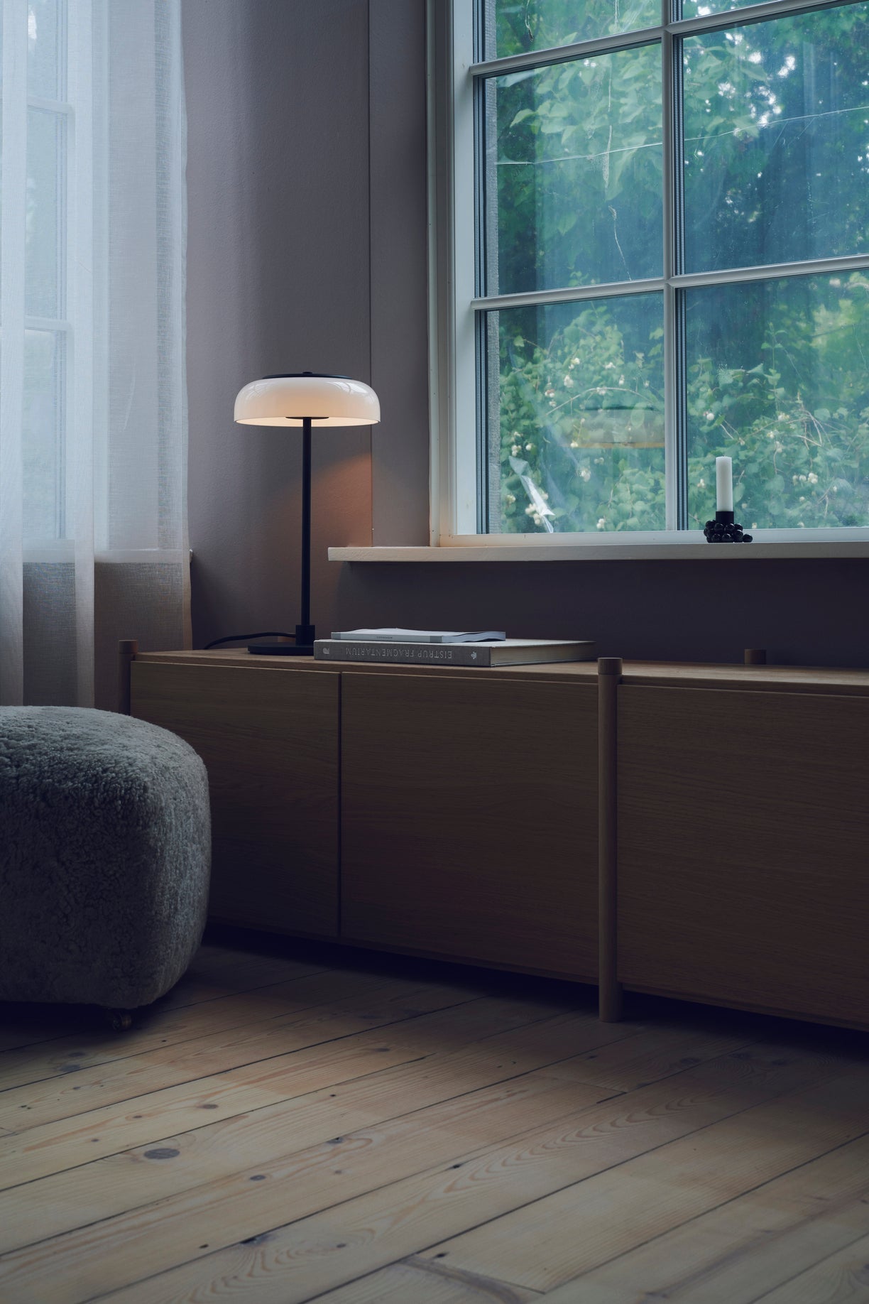Blossi Table bordslampa, svart / opal • NUURA