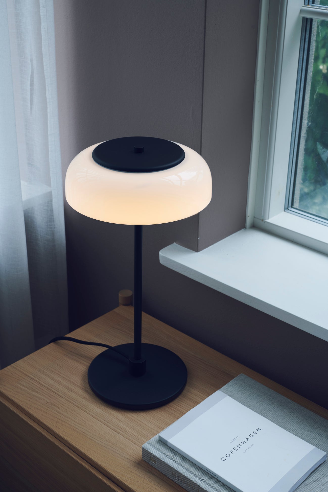 Blossi Table bordslampa, svart / opal • NUURA