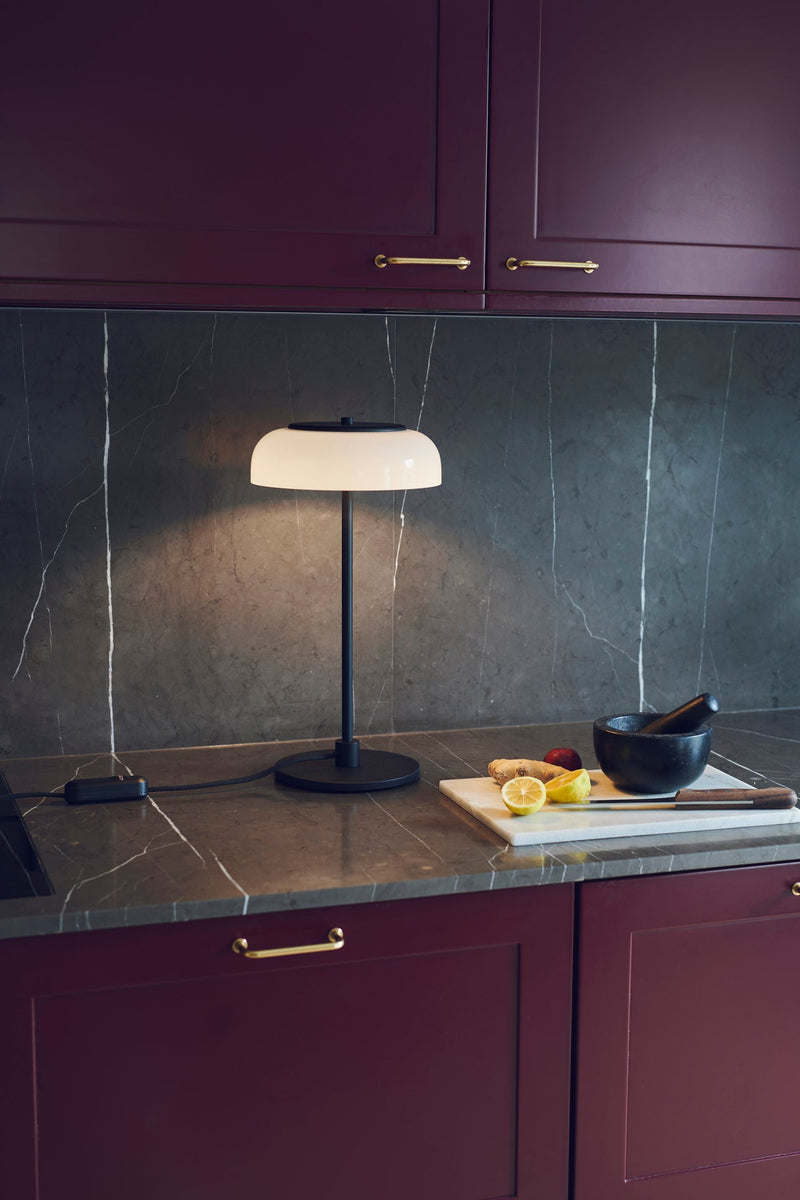 Blossi Table bordslampa, svart / opal • NUURA