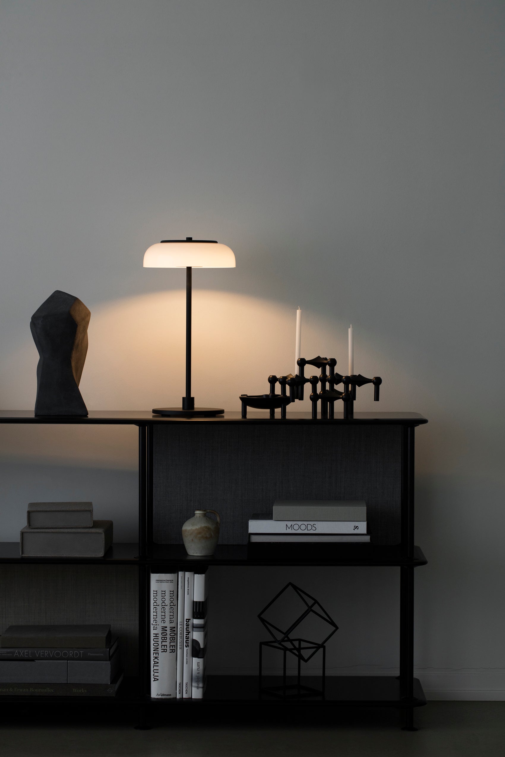 Blossi Table bordslampa, svart / opal • NUURA