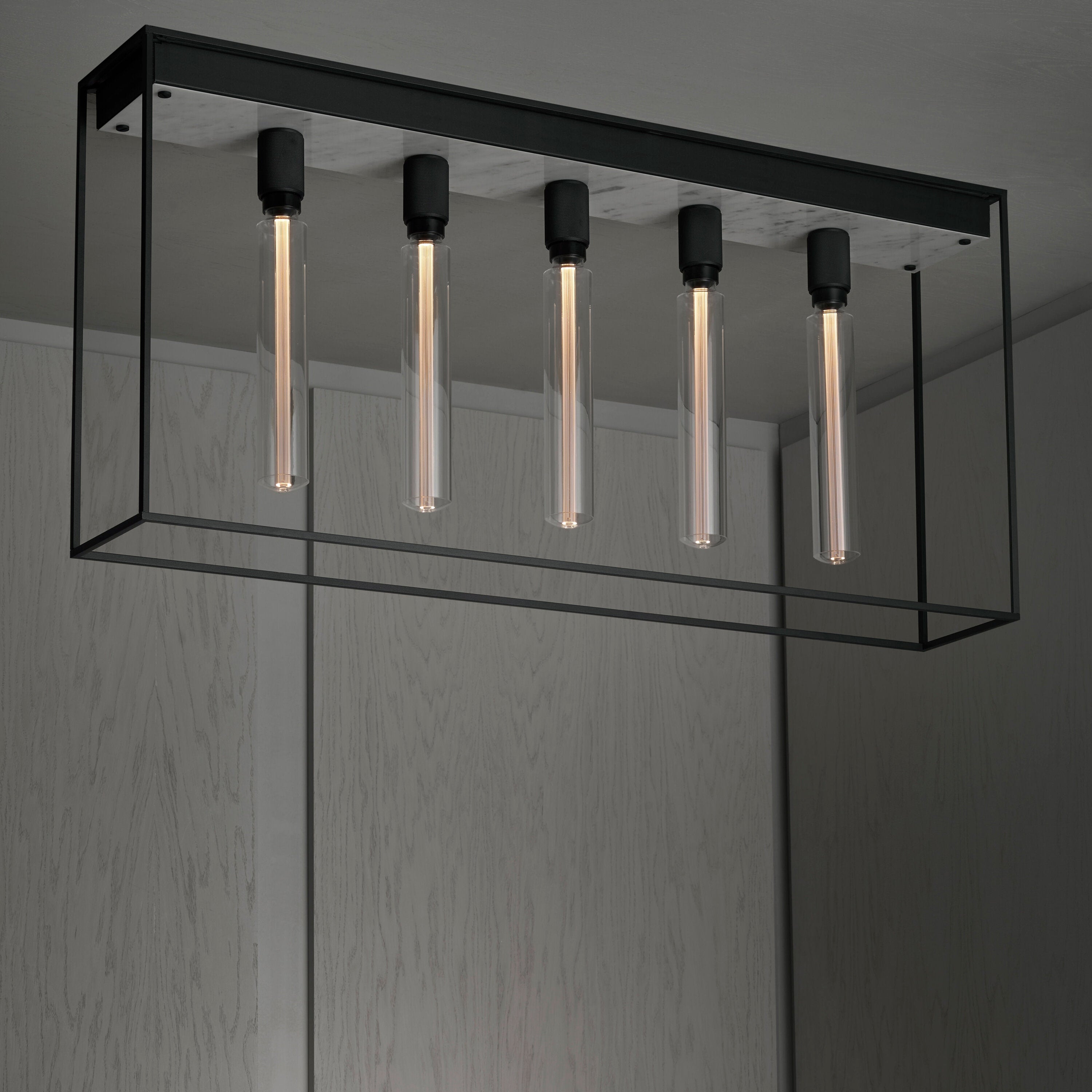 Caged 5.0 taklampa med vit marmor  • Buster + Punch