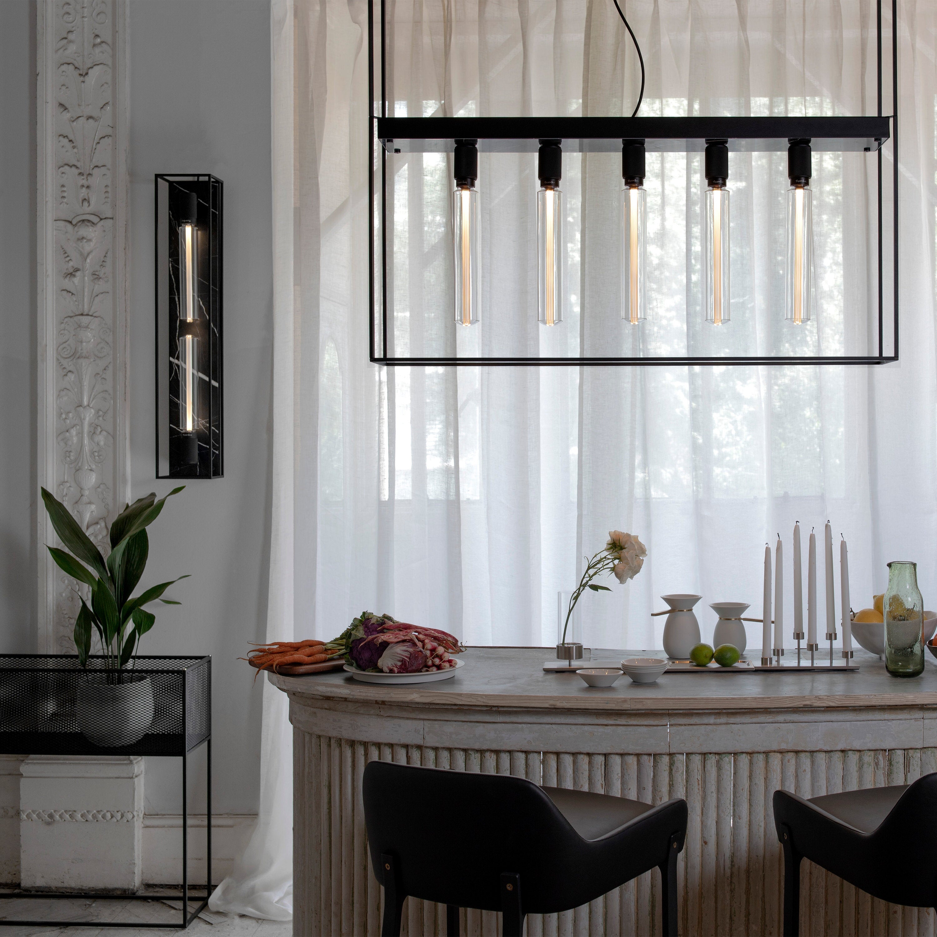 Caged 5.0 taklampa med vit marmor  • Buster + Punch