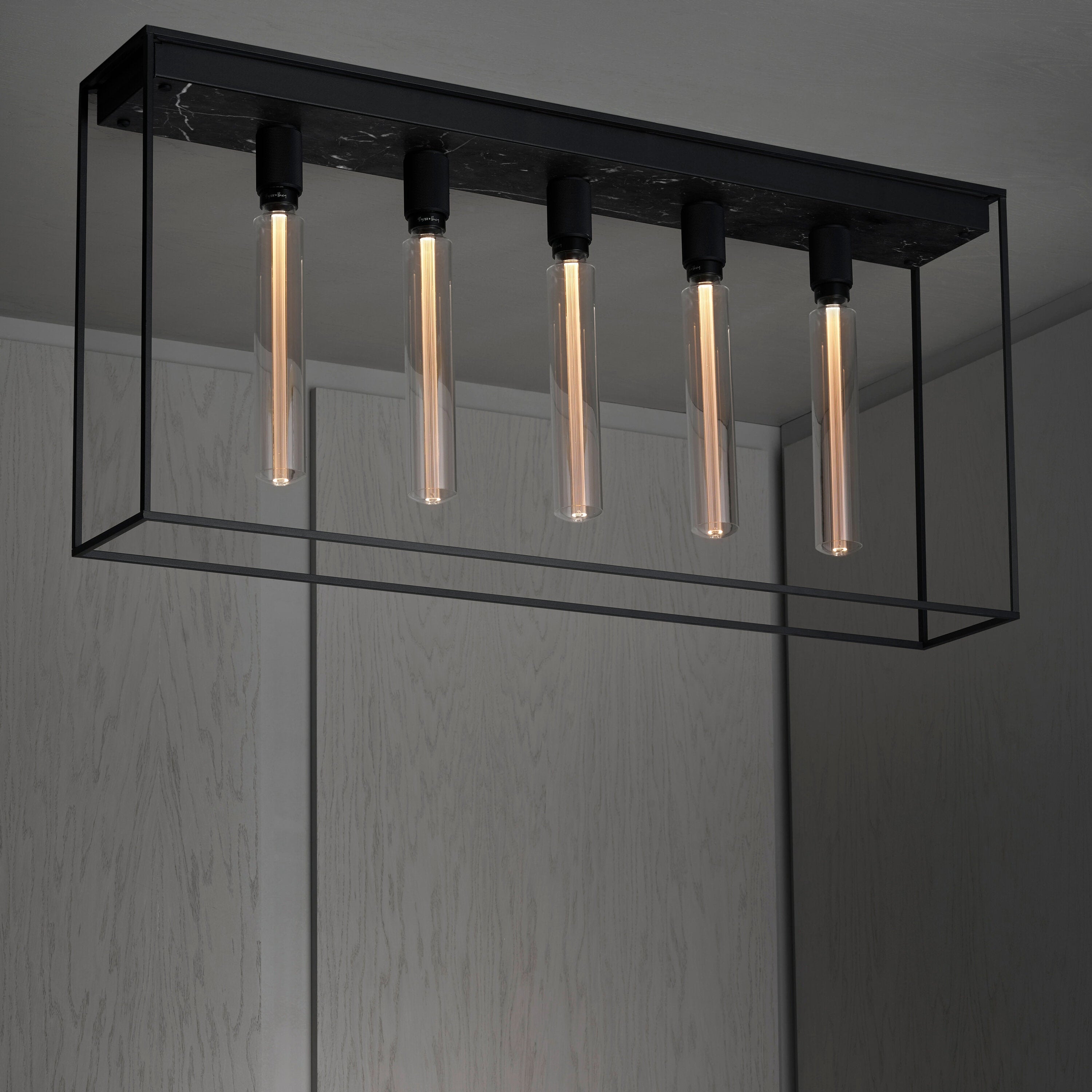 Caged 5.0 taklampa med svart marmor  • Buster + Punch