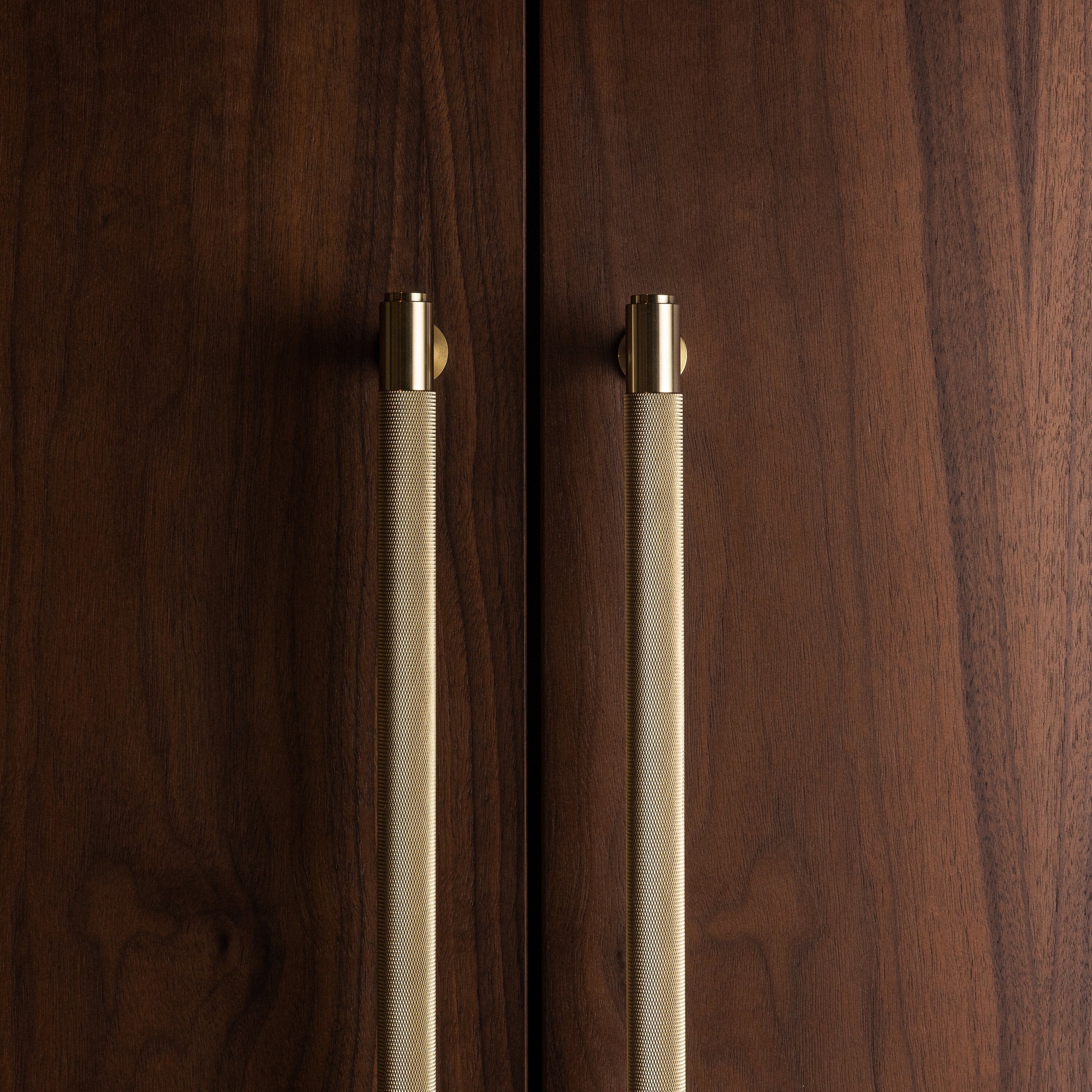 Cross Closet bar handtag i mässing med diamond cut mönster  • Buster + Punch