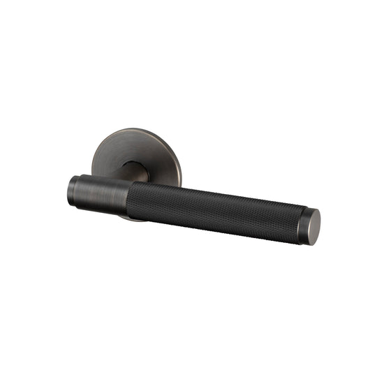 Cross-dörrhandtag i brunerad mässing med diamantslipat mönster – c/c 30 mm  • Buster + Punch