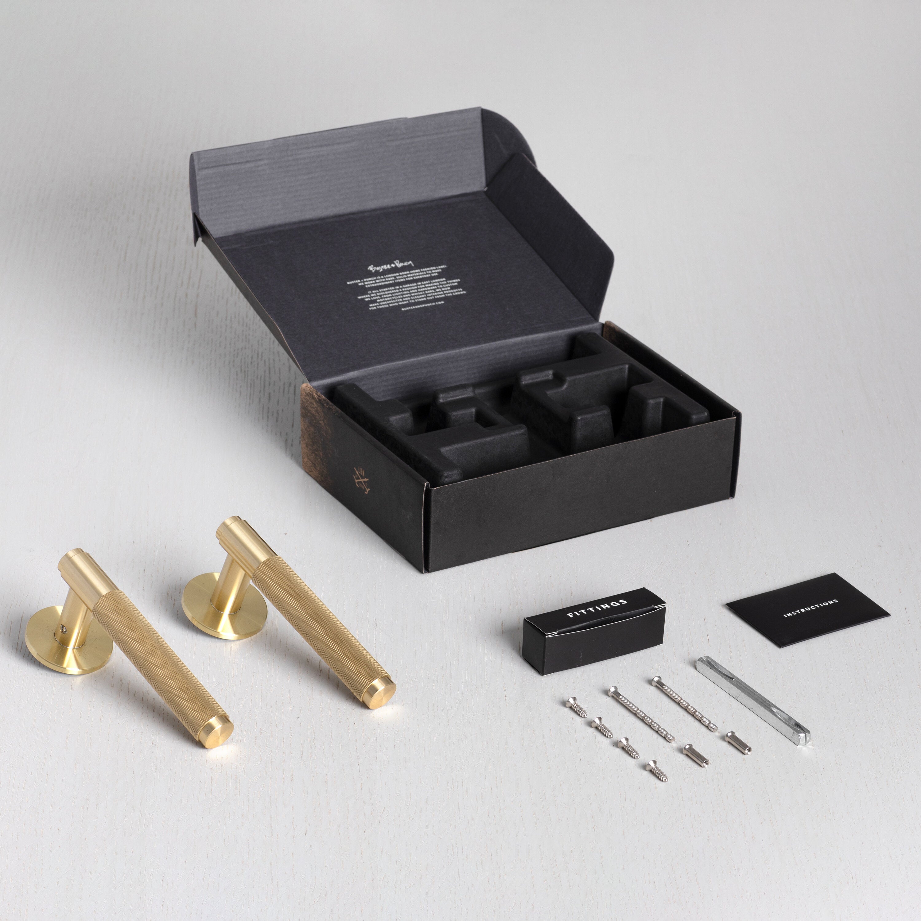 Cross-dörrhandtag i mässing med diamantslipat mönster – c/c 38 mm  • Buster + Punch