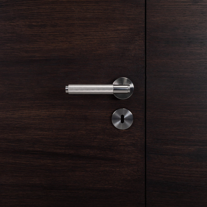 Cross-dörrhandtag i rostfritt stål med diamantslipat mönster – c/c 30 mm  • Buster + Punch
