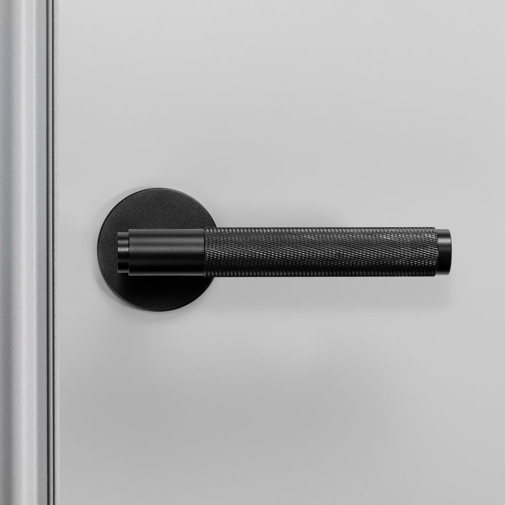 Cross-dörrhandtag i svart med diamantslipat mönster – c/c 30 mm  • Buster + Punch
