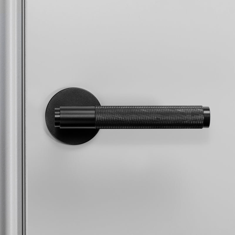 Cross-dörrhandtag i svart med diamantslipat mönster – c/c 38 mm  • Buster + Punch