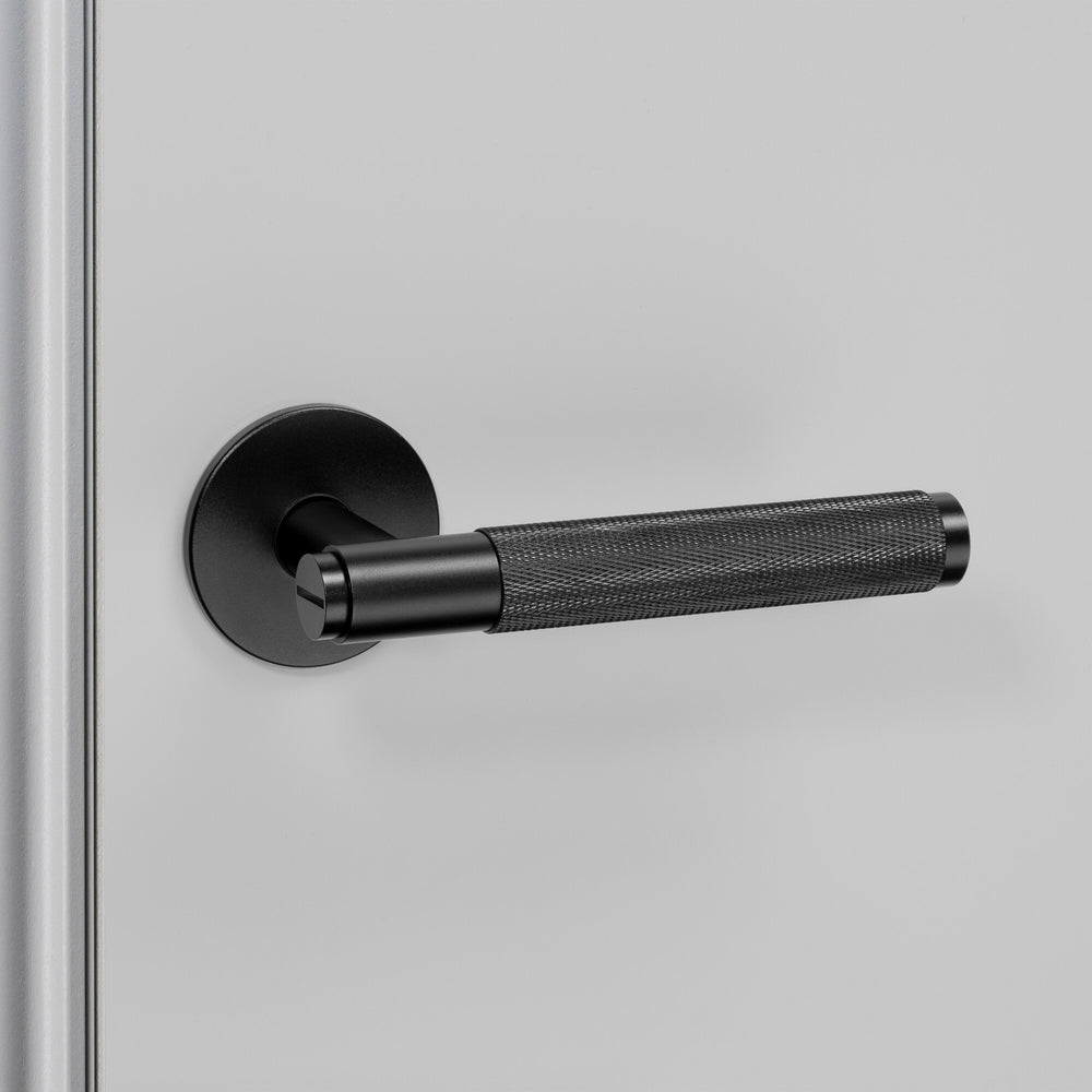 Cross-dörrhandtag i svart med diamantslipat mönster – c/c 38 mm  • Buster + Punch