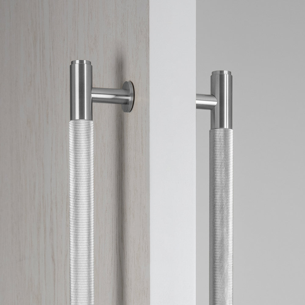 Cross dubbelsidigt dörrhandtag i rostfritt stål med diamantslipat mönster 774 mm  • Buster + Punch