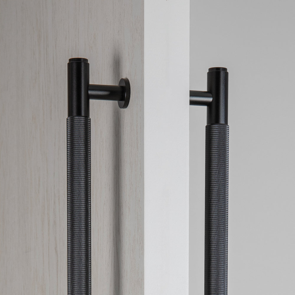 Cross dubbelsidigt dörrhandtag i svart aluminium med diamantslipat mönster 774 mm  • Buster + Punch