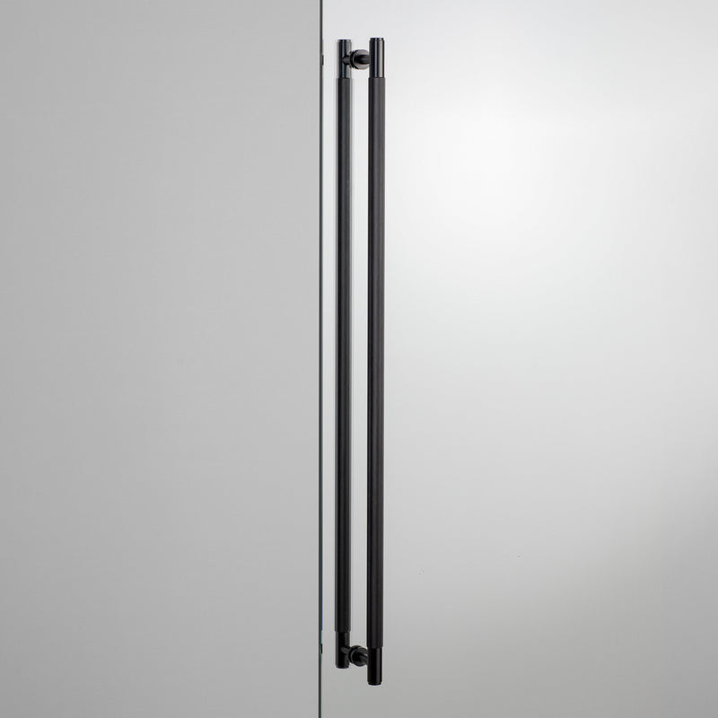 Cross dubbelsidigt dörrhandtag i svart aluminium med diamantslipat mönster 774 mm  • Buster + Punch