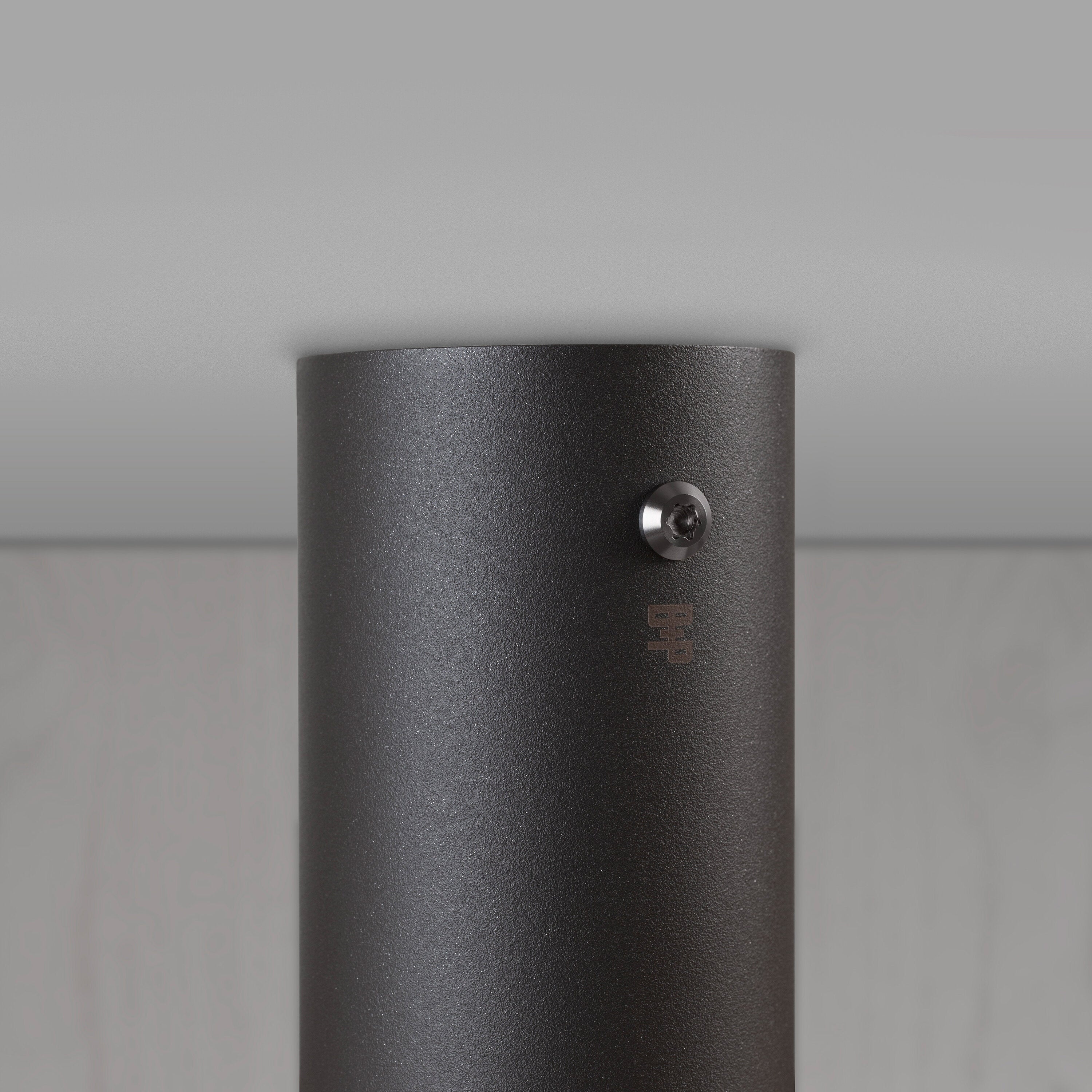 Exhaust Surface spot i grafit med detaljer i gun metal  • Buster + Punch