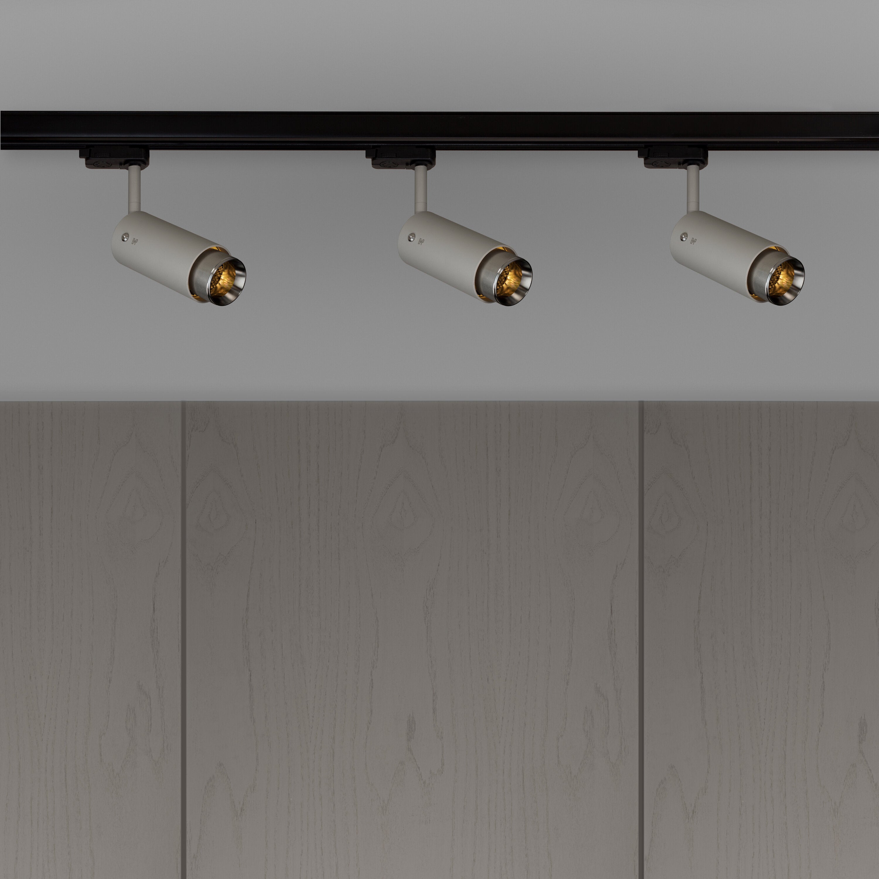 Exhaust track i sten med detaljer i rostfritt stål  • Buster + Punch