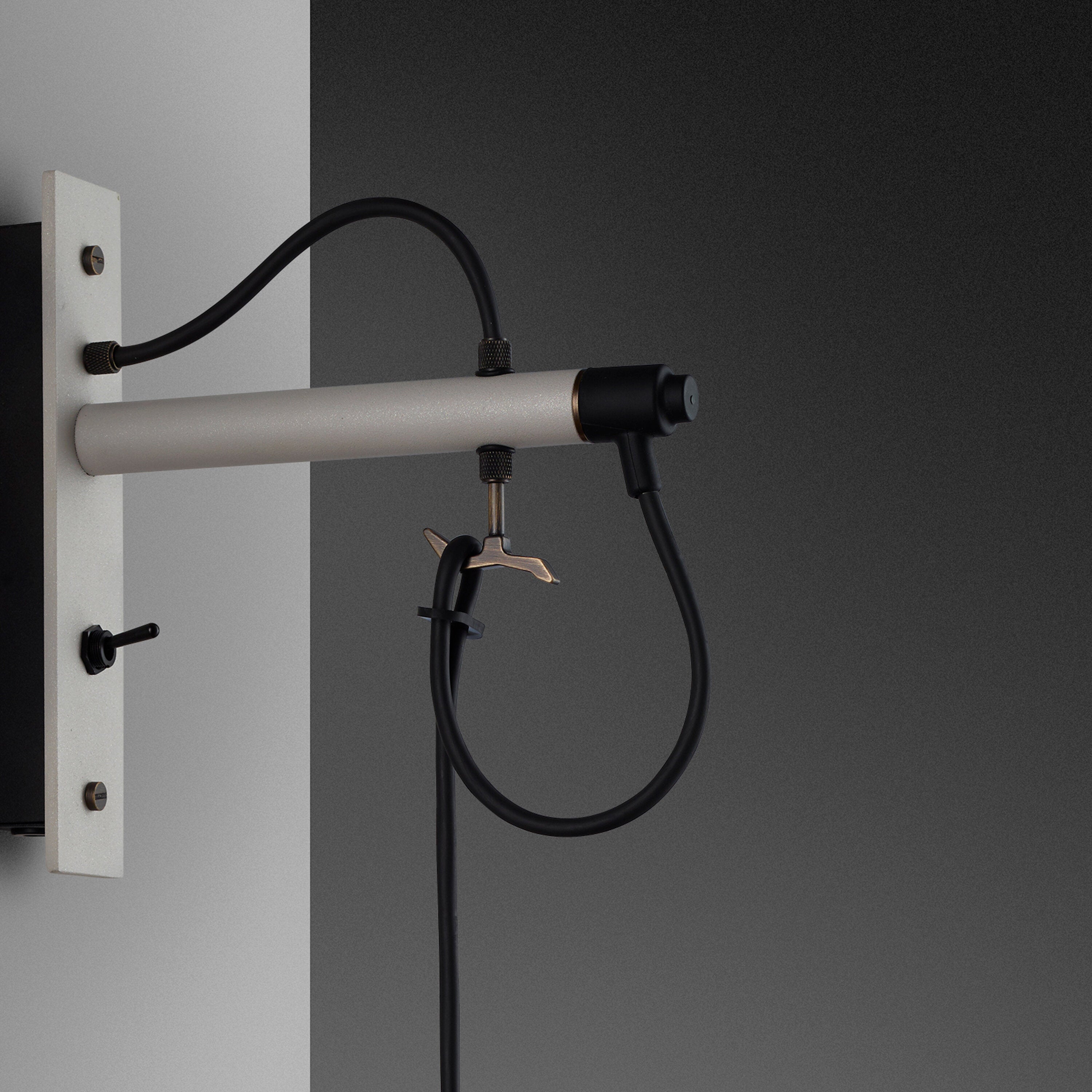 Hook Wall Nude vägglampa i sten och brunerad mässing  • Buster + Punch