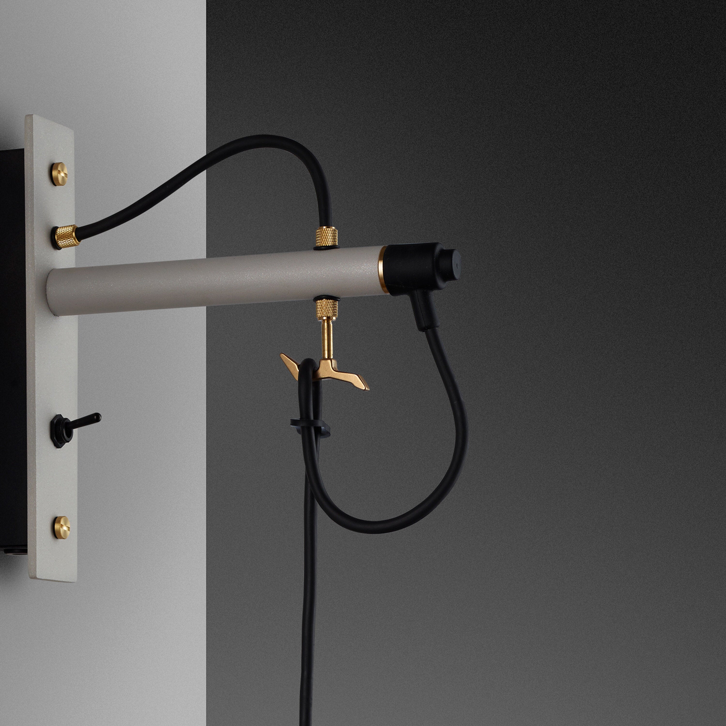 Hook Wall Nude vägglampa i sten och mässing  • Buster + Punch